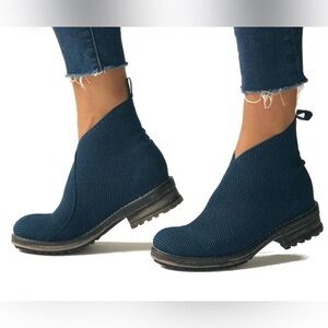 The Rambla Ankle Boot Stretch Pull On
Navy Blue Moto Style Boho Chic
Size 6.5